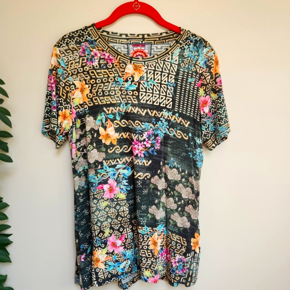 Johnny Was flowery top. Short sleeve. Size S. 95% Viscose Machine wash